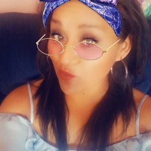 Meet your Posher, Claudia